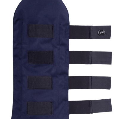 Manga protetora azul com tiras pretas de velcro e etiqueta QMP