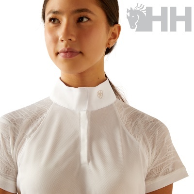 Polo branco de manga curta com padrão translúcido nas mangas e gola alta com fecho na frente