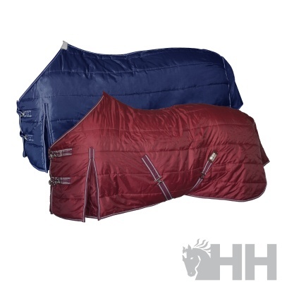 Cobertores para cavalo azul escuro e vermelho acolchoados com fechos de correia.