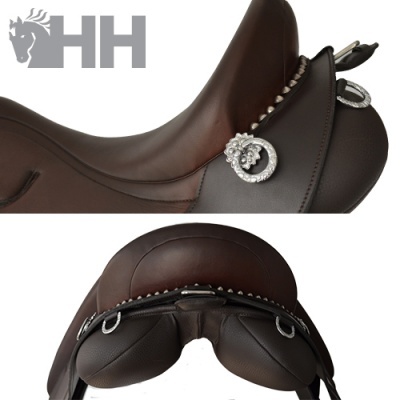 Sela de cavalo castanha em couro com adornos metálicos prateados e logótipo HH