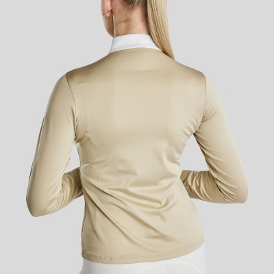 Vista traseira de mulher com camisola bege e calças brancas de equitação