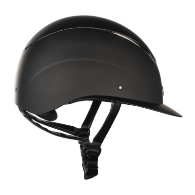 Capacete preto mate com viseira e tiras ajustáveis