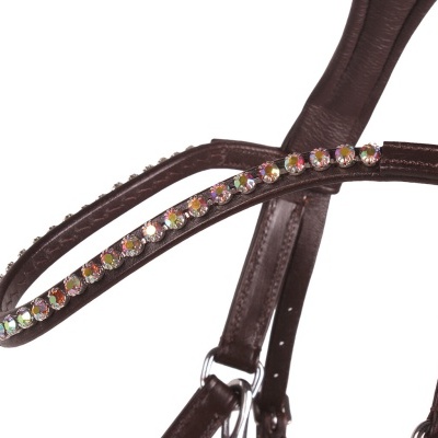 Cabeçada de cavalo em pele castanha com pedras brilhantes multicoloridas