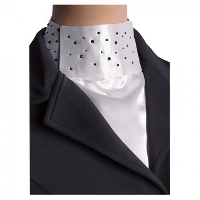 Casaco preto com gola branca de cetim e pequenos detalhes pretos