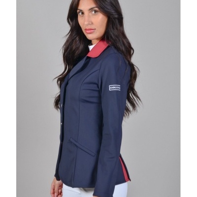 Blazer feminino azul escuro com gola vermelha e etiqueta 'BARCOOL' na manga