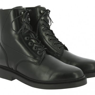 Botas pretas de couro com atacadores e sola preta