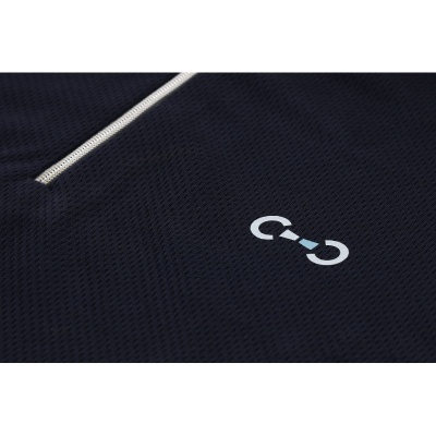 Tecido malha azul escuro com fecho branco e logo branco