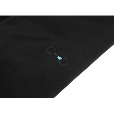 Pano preto com logótipo bordado em preto e azul claro