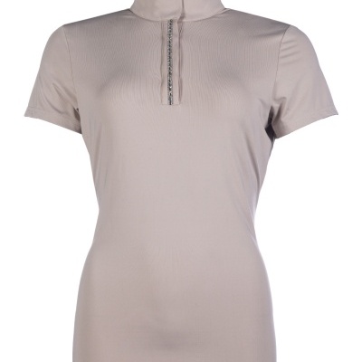 T-shirt feminina bege claro de manga curta com gola alta e fecho frontal.