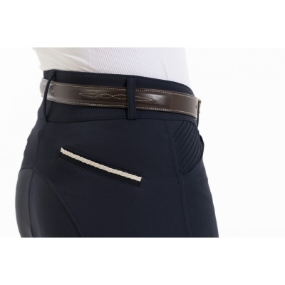 Calças escuras justas com cinto castanho e bolso traseiro riscado