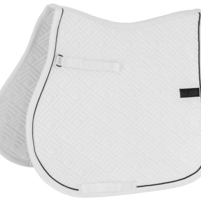 Sela branca acolchoada com padrão geométrico e etiqueta CAVALIERO