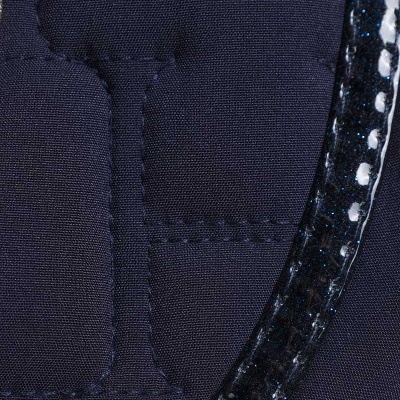 tecido azul escuro costurado com alça preta brilhante