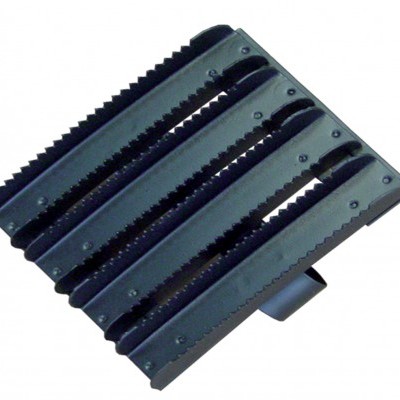 Estrado plástico preto com cinco fendas largas e bordas serrilhadas