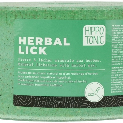 Bloco mineral verde para animais com rótulo informativo verde e preto