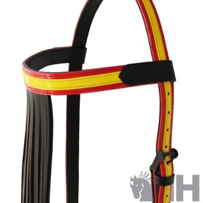 Cabresto em couro preto com fitas vermelhas e amarelas e franjas negras