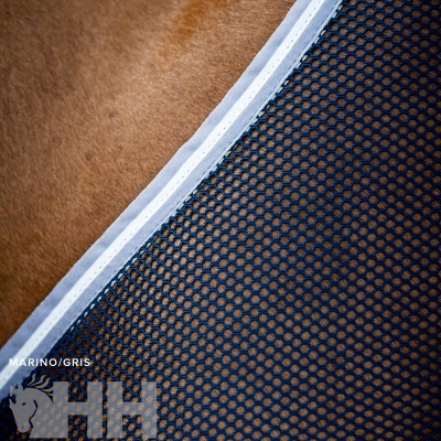 Tecido técnico azul marinho com acabamento branco e texto MARINO/GRIS sobre superfície castanha