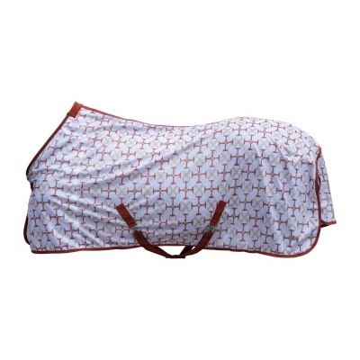 Cobertura para cavalo branca com padrão geométrico castanho