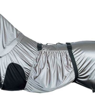 Capa prateada para cavalo com detalhes pretos e cinto de ajuste