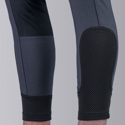 Calças justas desportivas cinza e preto com textura de malha na parte inferior