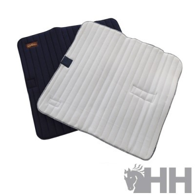 Tapetes de sela para cavalo em creme e azul escuro com textura acolchoada e riscas verticais