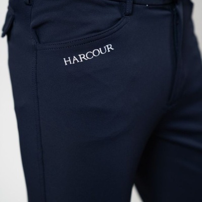 Calças azul escuro com cinto azul e logo HARCOUR bordado