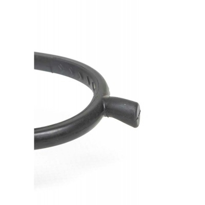 Peça circular preta em material flexível com uma extensão na extremidade