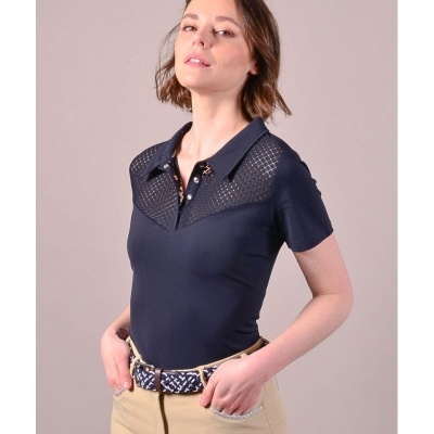 Mulher com t-shirt polo azul escuro e calças bege com cinto estampado