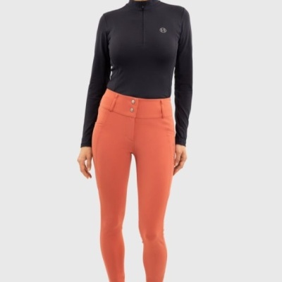 Mulher a vestir top preto e calças justas cor de ferrugem