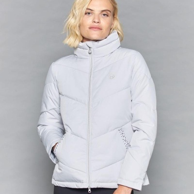 Casaco acolchoado cinza claro feminino com gola alta e fecho frontal