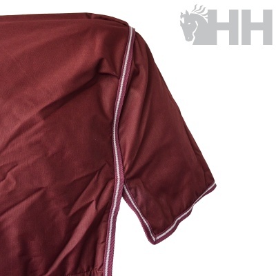 Peça de vestuário bordô com costuras brancas e logótipo cinzento HH e cavalo