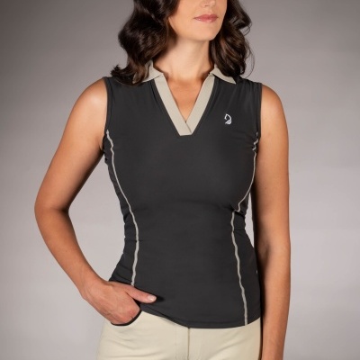 Regata feminina preta com gola bege e costuras bege, pequena marca branca no peito, com calças bege.