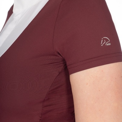 Camisa bordeaux e branca com logo AKKM na manga esquerda