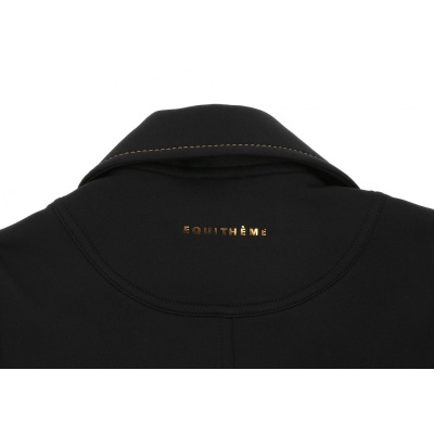 Casaco preto com marca 'EQUITHÈME' em letras douradas na parte de trás