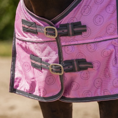 Cobertura rosa para cavalo com fivelas metálicas e padrão circular
