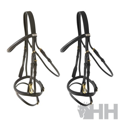 Duas rédeas de cavalo em couro castanho e preto com fivelas douradas e fundo branco