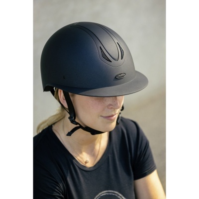Capacete de equitação preto fosco usado por mulher