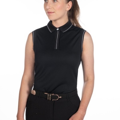 Mulher vestindo regata polo preta com detalhes brancos e calças pretas em fundo branco