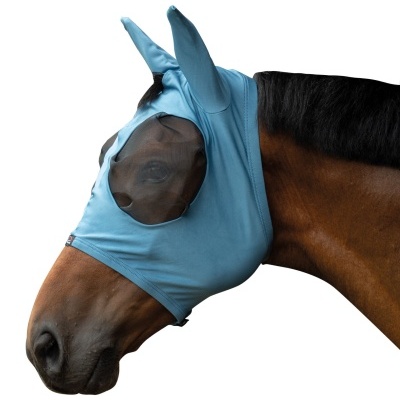 Máscara azul para cavalo com malha preta nas áreas dos olhos