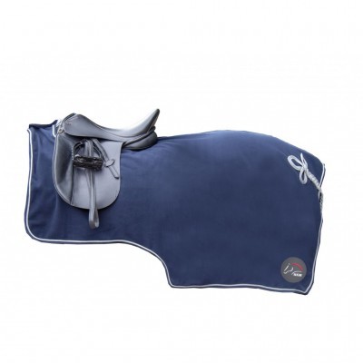 Manta para cavalo azul escuro com sela preta de couro em fundo branco
