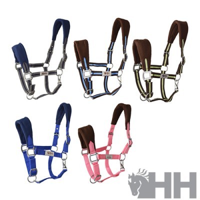 Cinco cabrestos de cavalo coloridos com almofadas macias e fivelas metálicas.