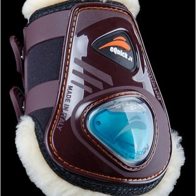 Protetor de equitação castanho com forro branco e detalhes azuis em fundo preto