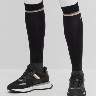 Meias pretas até ao joelho com ténis pretos