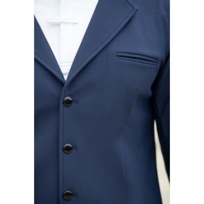 Casaco azul escuro com botões pretos e camisa branca