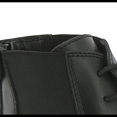 Botim preto em pele sintética com elástico e atacadores pretos