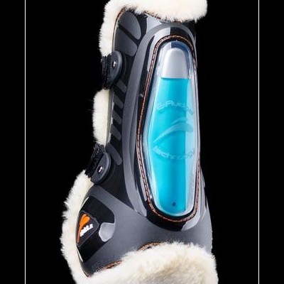 Protector para equitação preto com pelúcia branca e janela azul transparente.