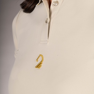 Polo bege de manga curta com gola e botões e logótipo amarelo bordado