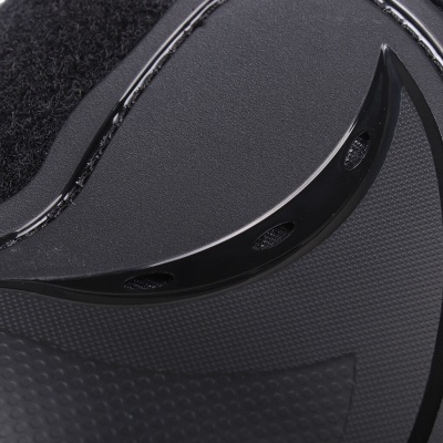 close-up de parte de calçado desportivo preto com velcro e costura