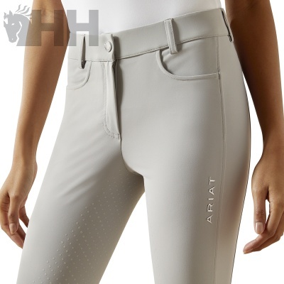 Calças justas cinza claro com bolsos dianteiros e nome ARIAT na perna direita
