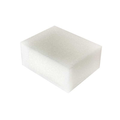 Esponja branca retangular de espuma.