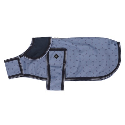 Capa azul para cão com padrão de triângulos escuros e fecho em velcro